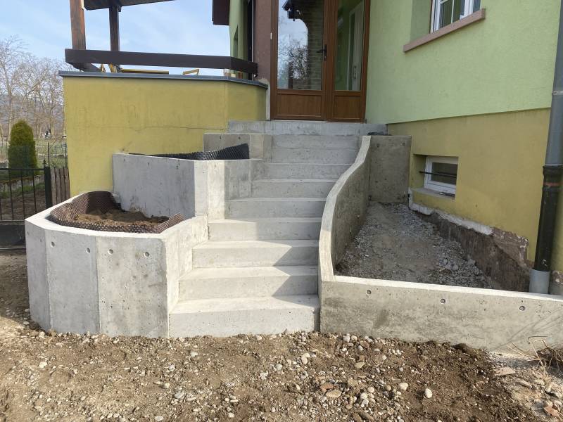 Rénovation d'un escalier extérieur pour un accès à la maison et création d'espace paysager