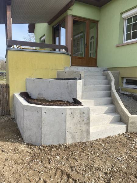 Rénovation d'un escalier extérieur pour un accès à la maison et création d'espace paysager