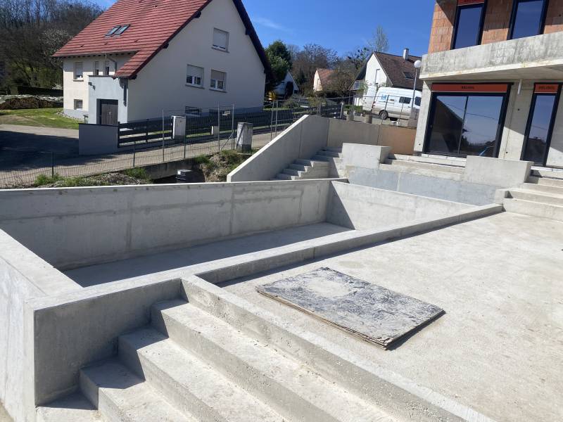 Construction d'une maison contemporaine grande terrasse et une piscine extérieur a BLAESHEIM dans le Bas-Rhin