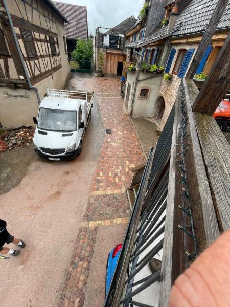 Aménagement d'une allé en pavé dans une cours dans la commune de Blienschwiller