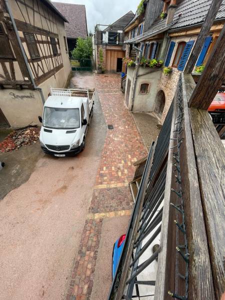 Aménagement d'une allé en pavé dans une cours dans la commune de Blienschwiller